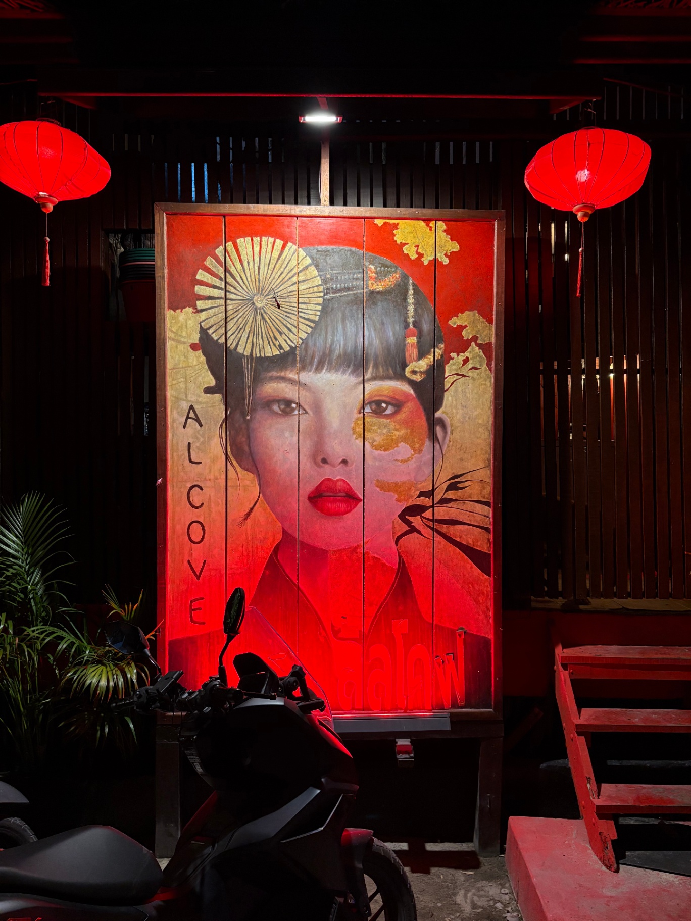 Geisha mural, L'Alcôve entrance